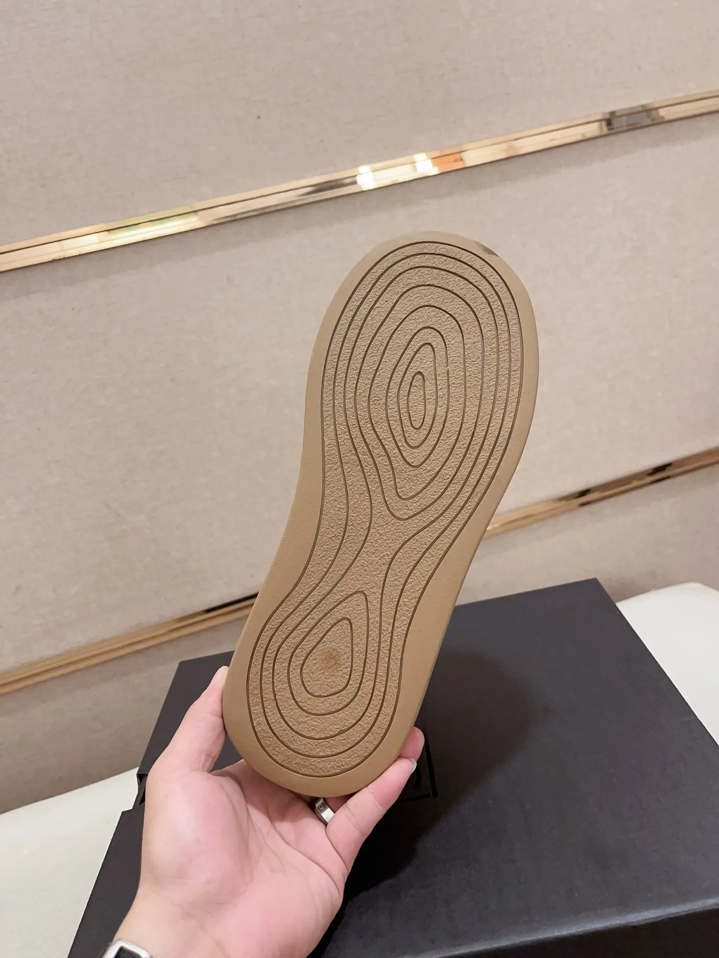 Factory price: 740💰North American men's shoes Ugg ☃️In the special sale of new high-quality men's shoes snow boots in autumn and winter, the nemesis of extreme cold weather! Made of cowhide leather, merino wool lining, and original outsole, whether driving, outdoor or daily wear, there is always one that suits you! Code number 39-44